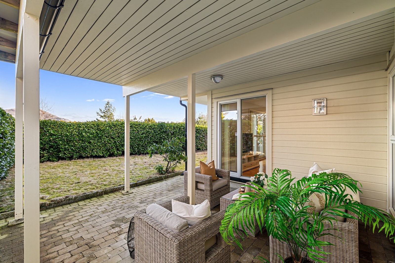 Deler av dette arealet har tett overbygg, noe som gjør bruken praktisk på varme men regnfulle dager Galleribilde