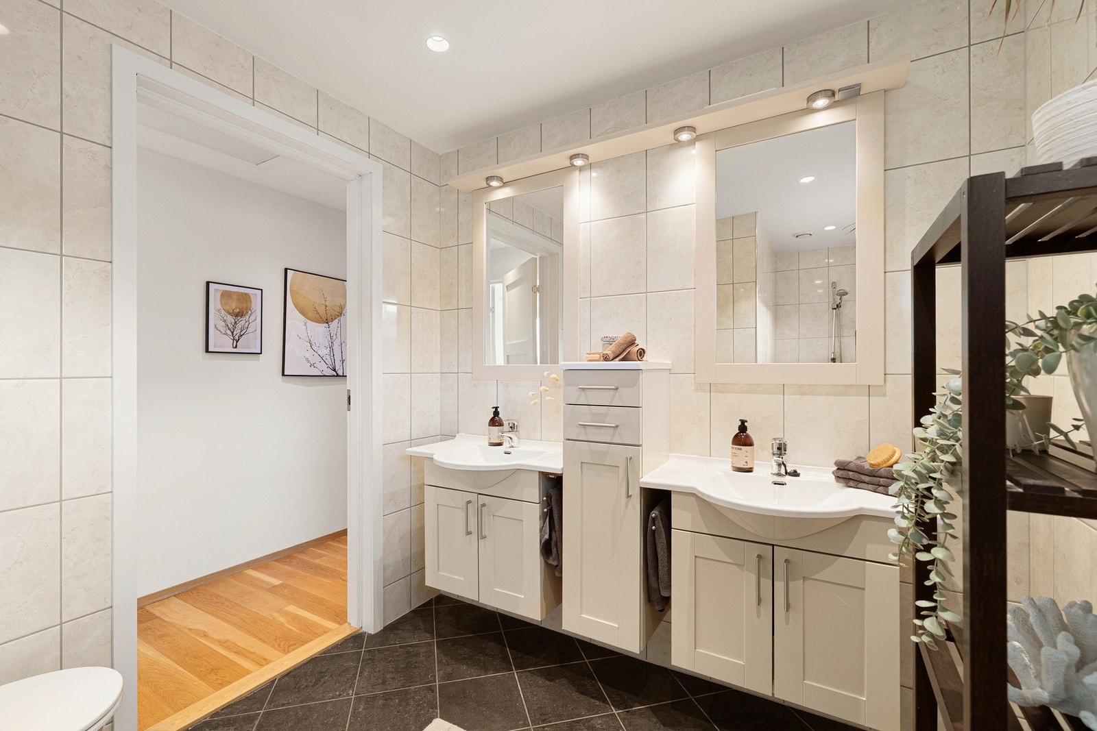 BADEROM HOVEDETASJE | Innredning med dobbel vask | Varmekabler og innfelt downlights Galleribilde