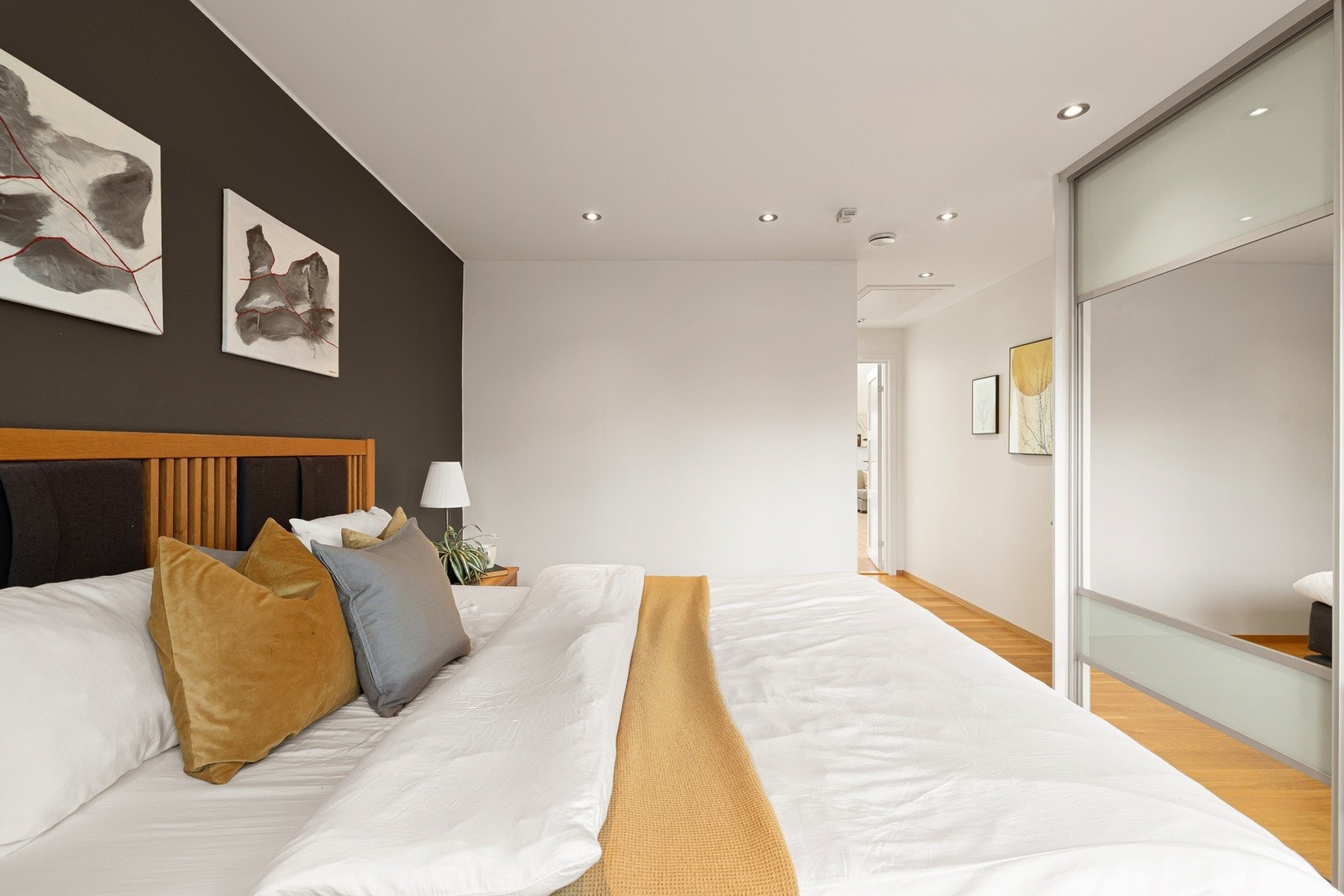 Foreldresoverommet i hovedetasjen har et areal på 17.3 m² med tilgang til eget baderom Galleribilde