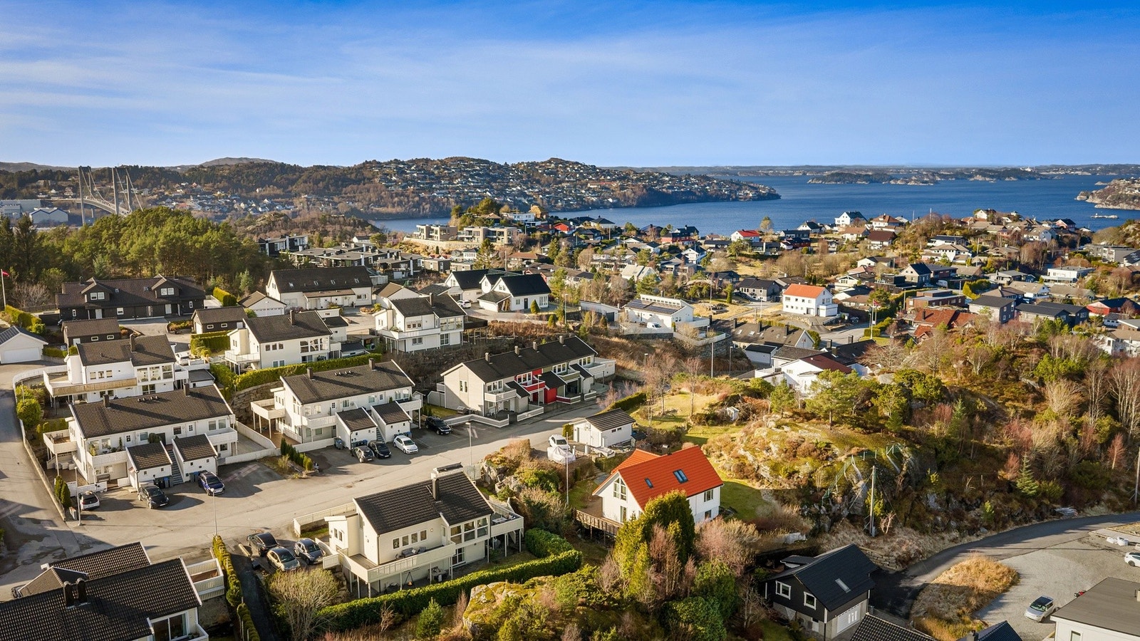 Sentral og attraktiv beliggenhet i et etablert og familievennlig boligområde i Drotningsvik/Godvik - Bergen Vest. Galleribilde