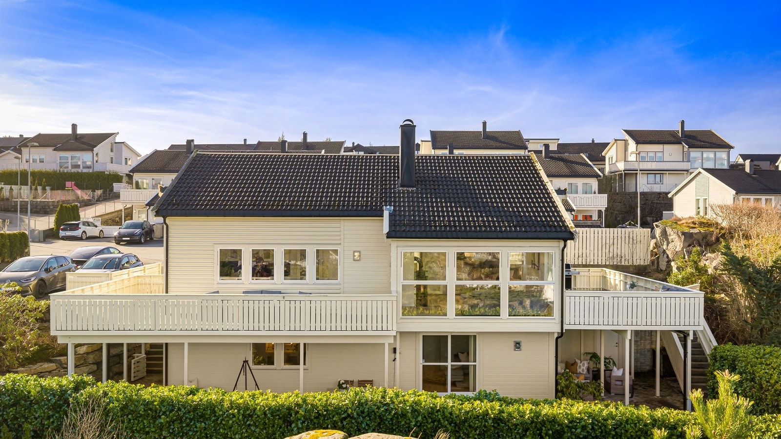 Huset har et bruksareal på 191 m², fordelt med 101 m² i hovedetasjen og 90 m² i underetasjen Galleribilde