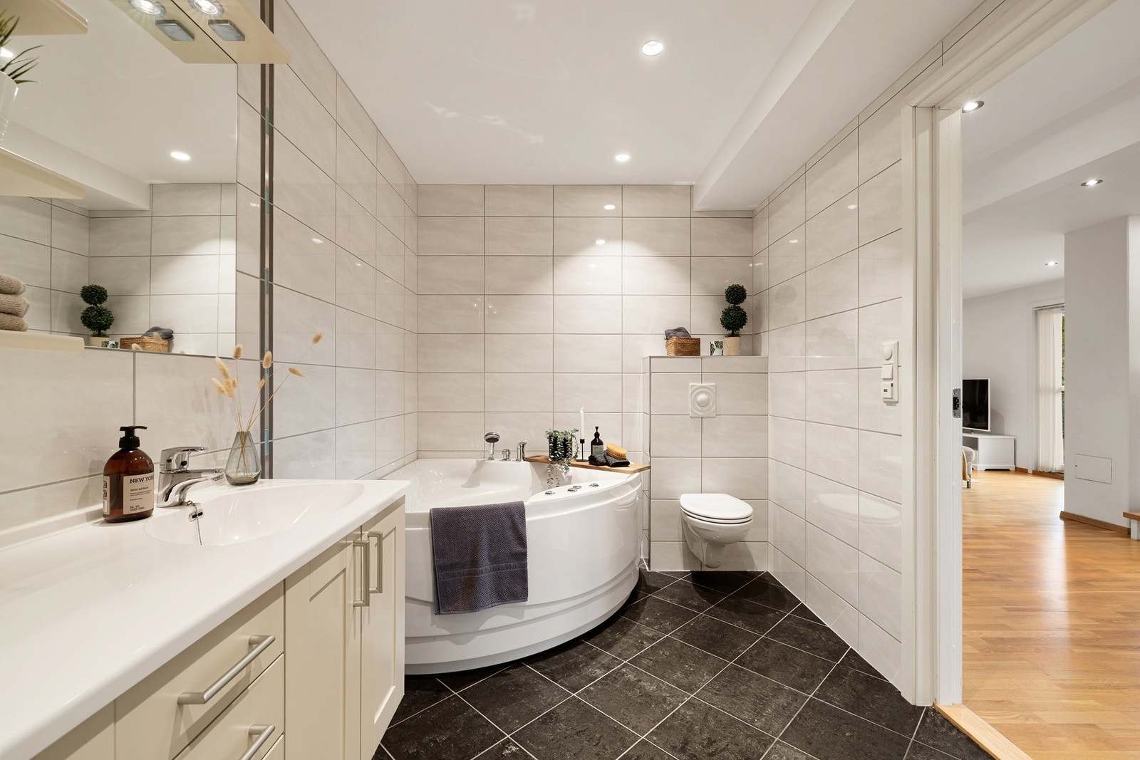 BADEROM U. ETASJE | Fliselagt gulv og vegger, varmekabler og innfelt downlights Galleribilde