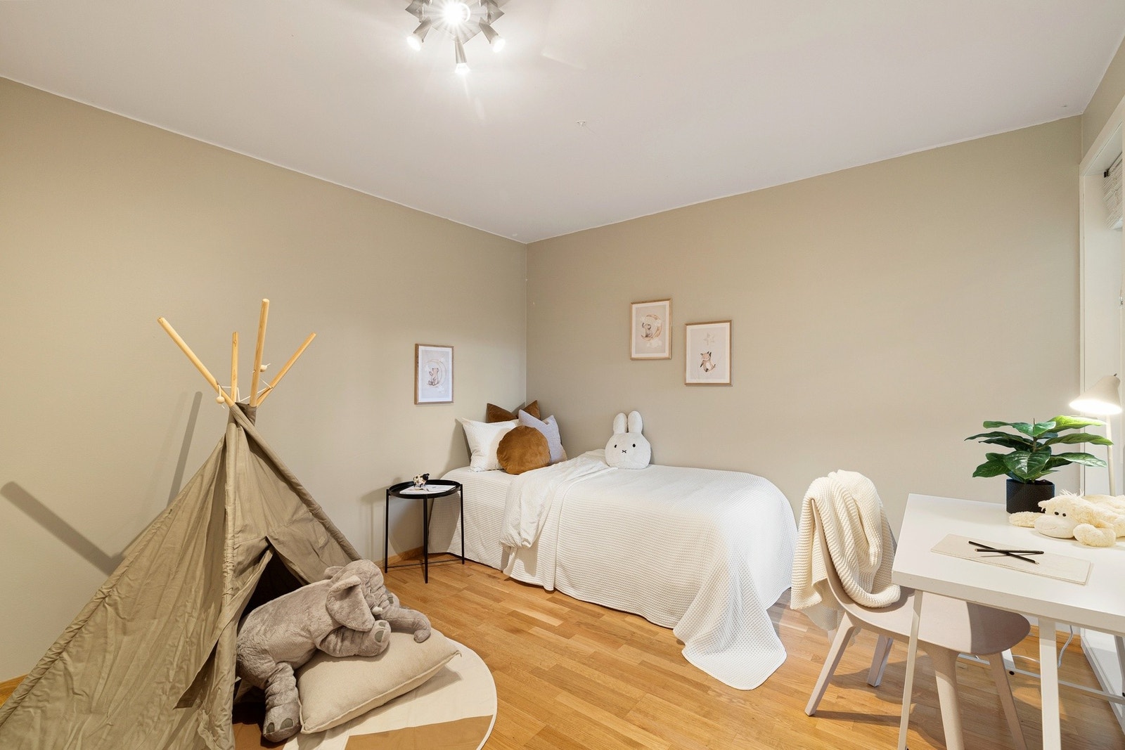 De tre soverommene i underetasjen har areal på hhv. 12.8 m², 13.2 m² og 13.3 m² Galleribilde