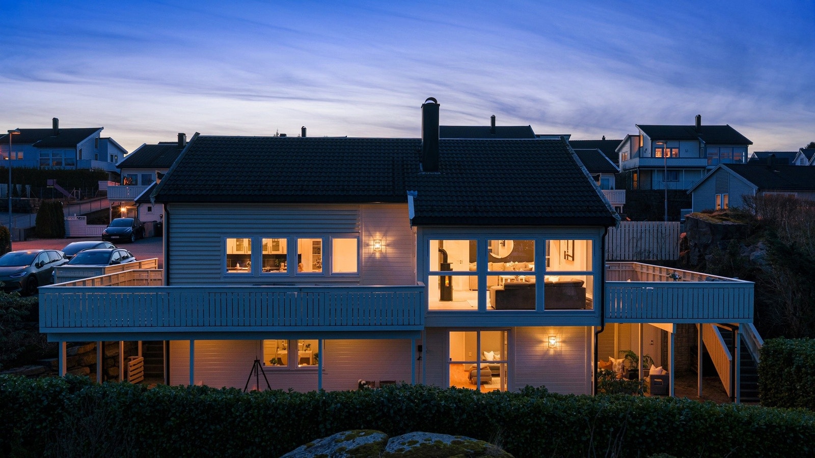 Store vindusflater, gjennomtenkte løsninger og rom med god takhøyde Galleribilde