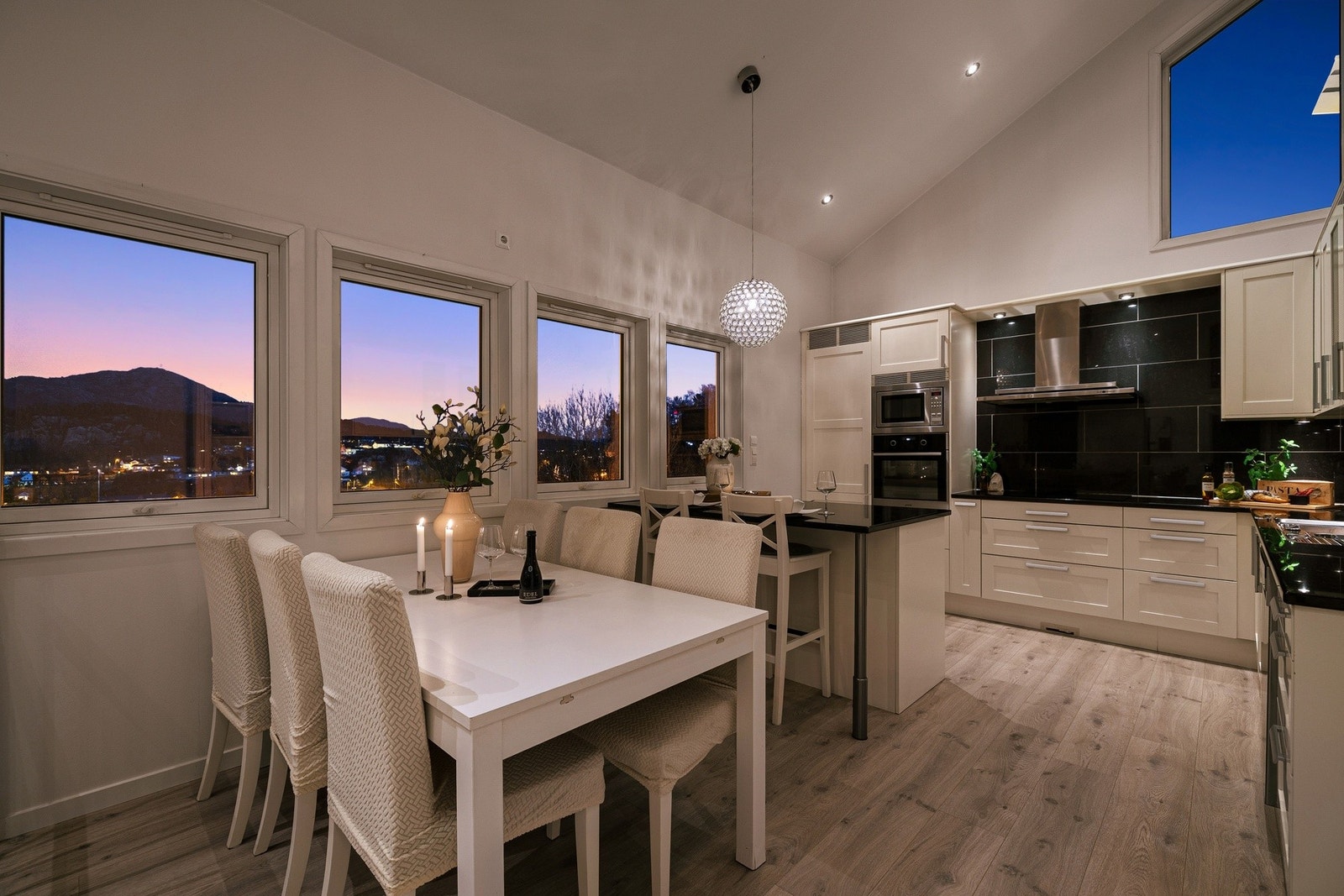 Det er også plass til eget spisebord på kjøkken i tillegg til spiseplass ved bardisken på kjøkkenøyen Galleribilde