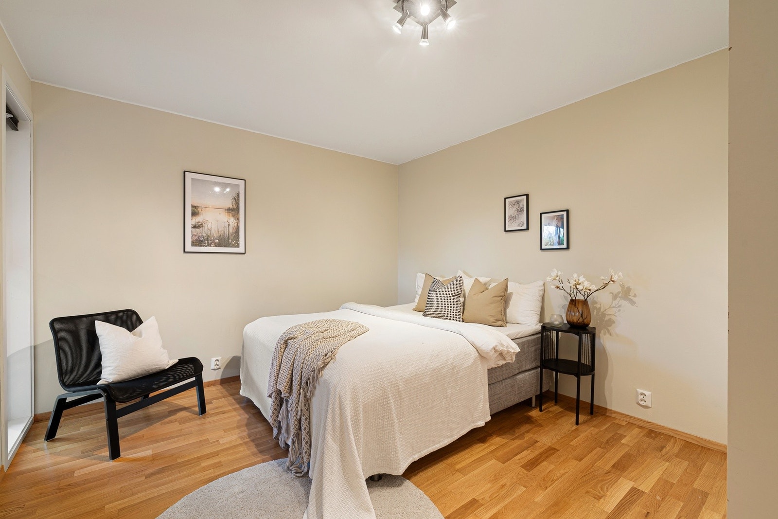 Med unntak av garderoberommet, så er det varmekabler til alle rom i underetasjen Galleribilde