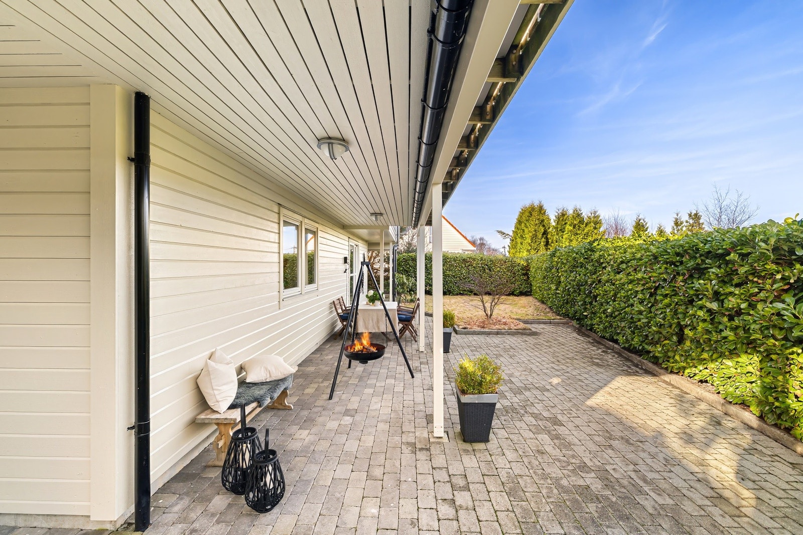 Høy og tett hekk skjermet hagen for innsyn | Fra hagen er det også tilkomst til utebod på 7.7 m² Galleribilde