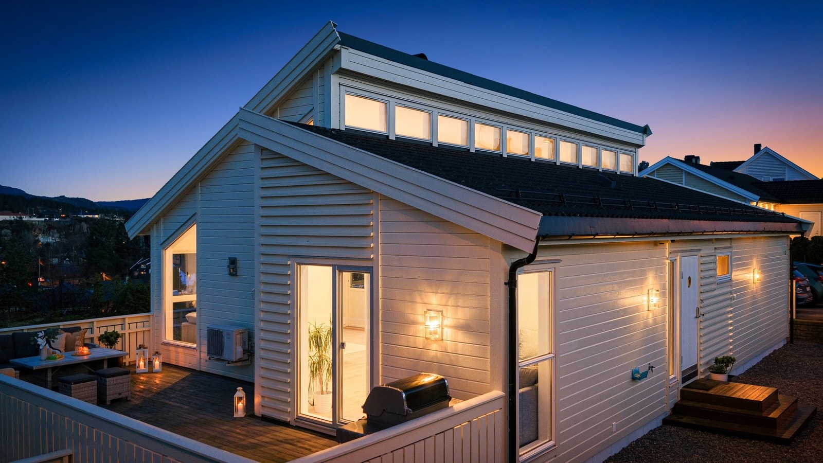 Enkel tilkomst til boligen, store terrasseareal og skjermet hage på nedsiden av huset Galleribilde