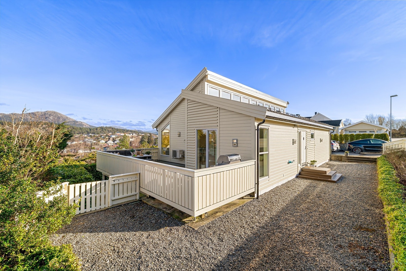 Åpent og stilrent areal på oppsiden av huset ved hovedinngangen Galleribilde