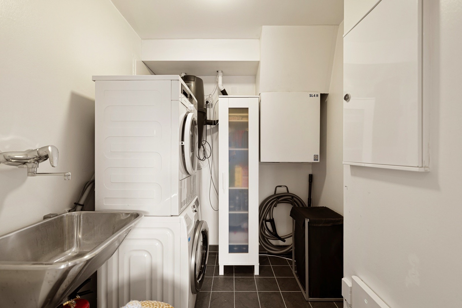 Vaskerom/teknisk rom på 4.3 m² med bl.a. enhet for sentralstøvsuger og aggregat for balansert ventilasjonsanlegg Galleribilde