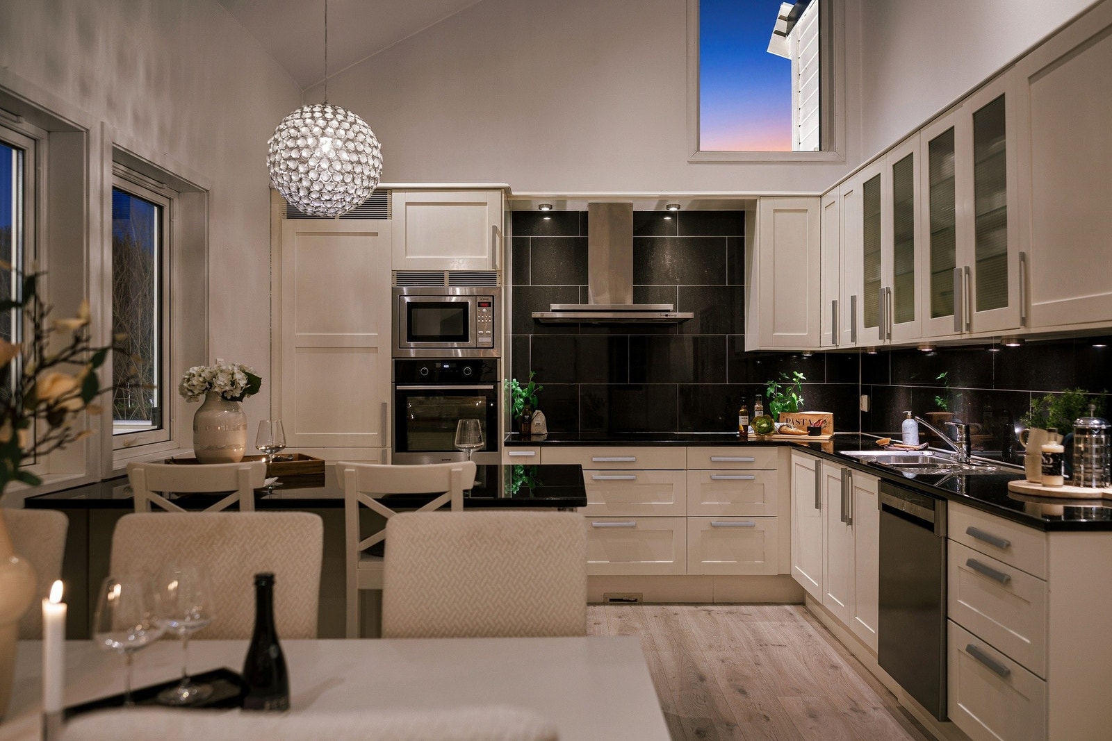 Integrert induksjonstopp med 80 cm bredde, mikro, stekeovn, oppvaskmaskin og kjøleskap med frys Galleribilde