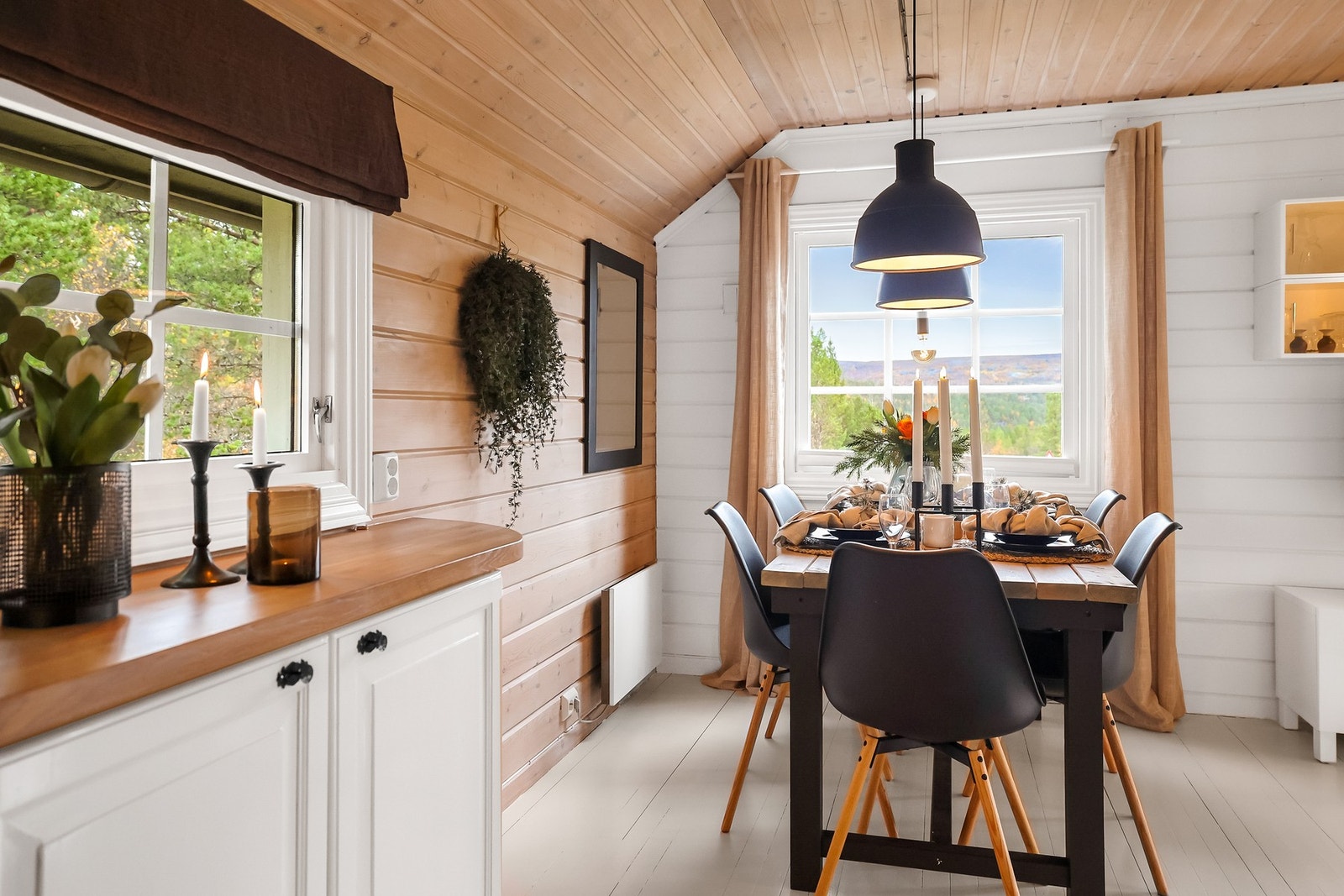 Mellom stue og kjøkken er det plass til en spisestue Galleribilde