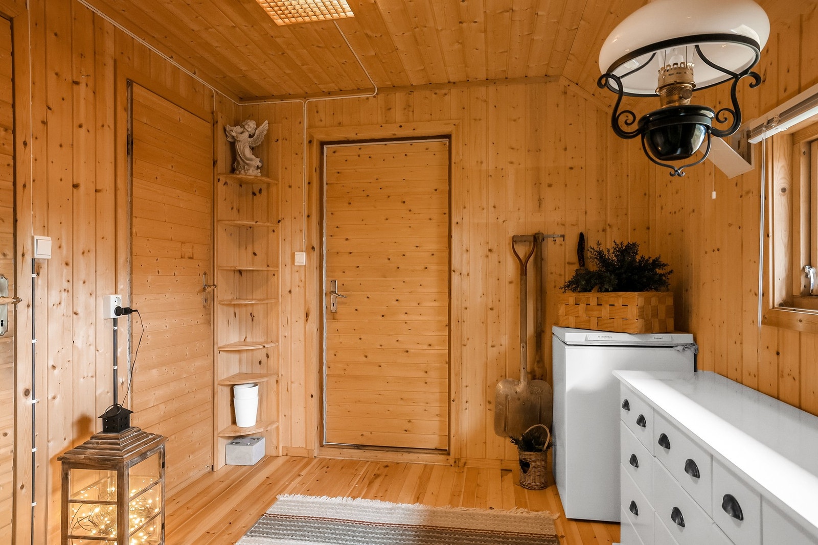 Gangen har fint med plass til diverse oppbevaring Galleribilde