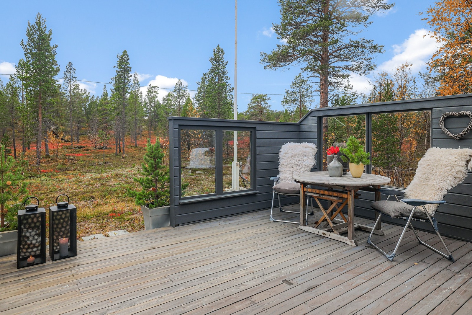 Hytten har nydelig uteareal med en stor terrasse med plass til diverse utemøblement Galleribilde