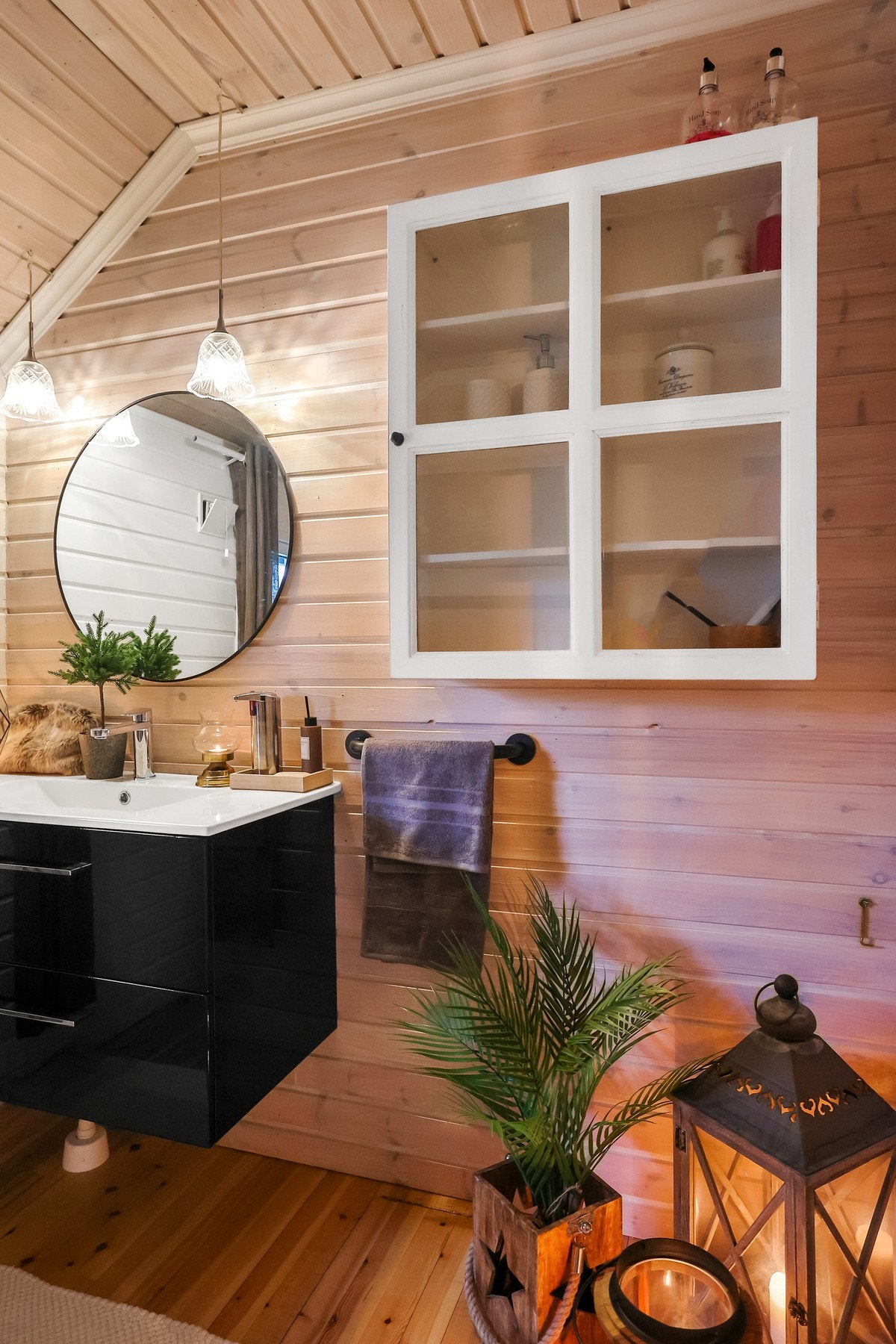 Hytten har en bod som har servant og innlagt vann som hentes fra dunk på kjøkkenet Galleribilde