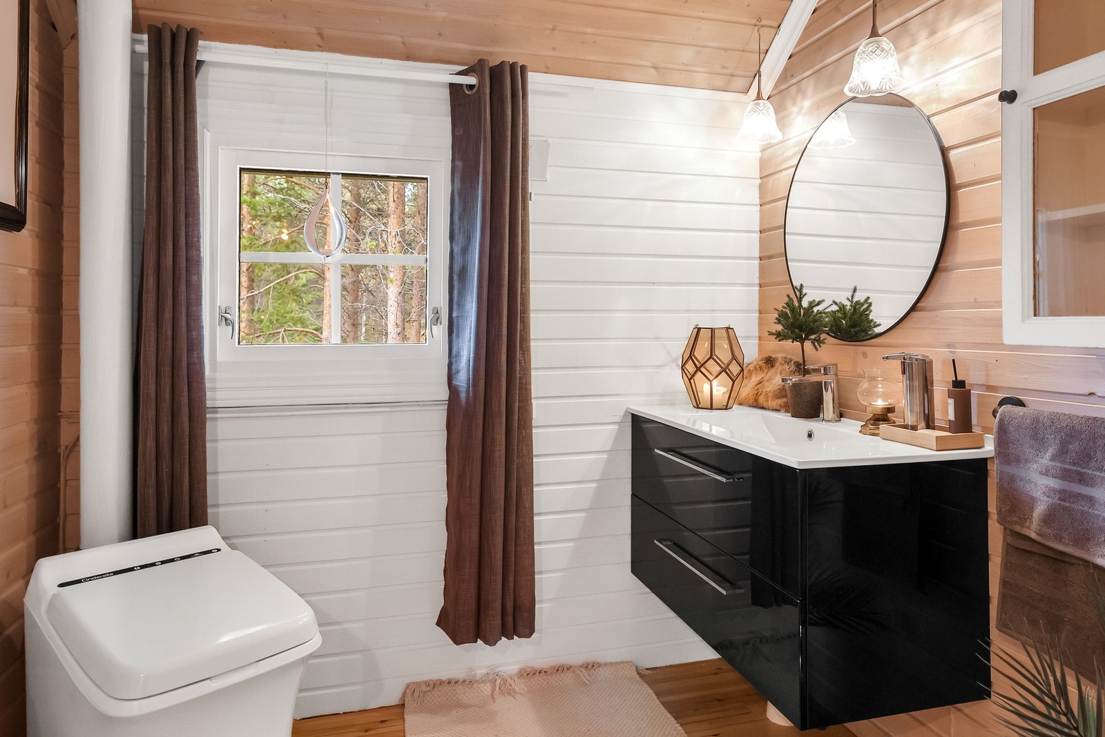 Det er Cindarella forbrenningstoalett i rommet. Det er i tillegg utedo i tilknytning til uthuset Galleribilde