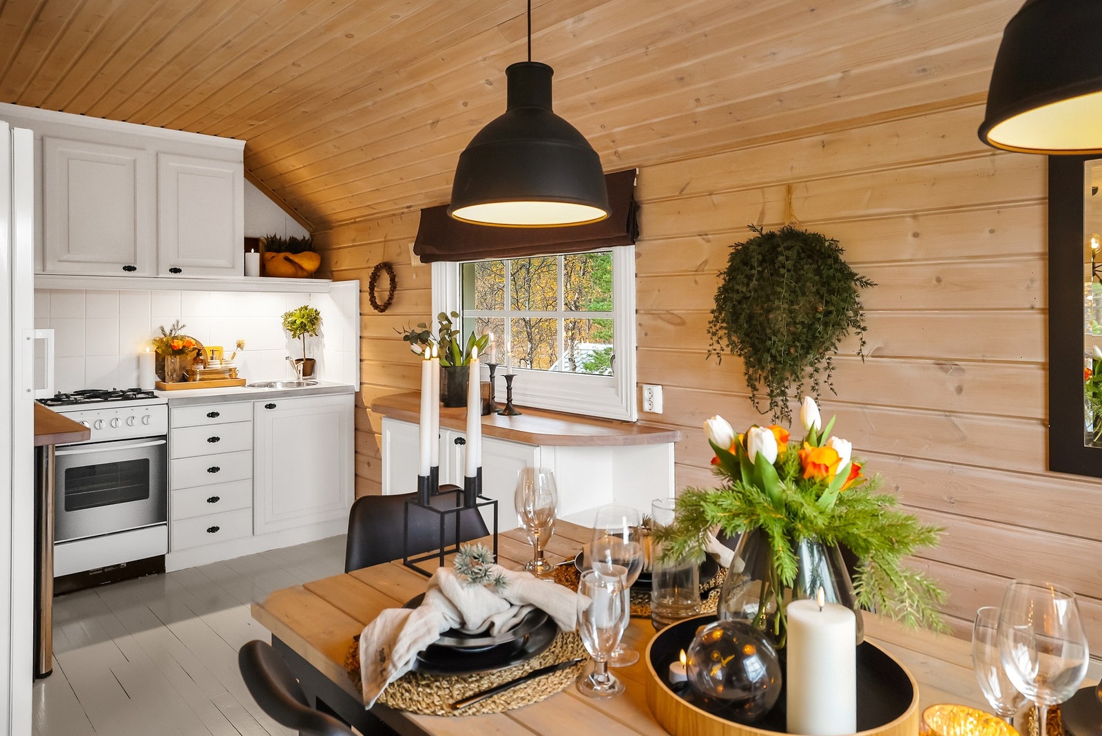 Det er komfyr og kjøleskap på kjøkkenet Galleribilde