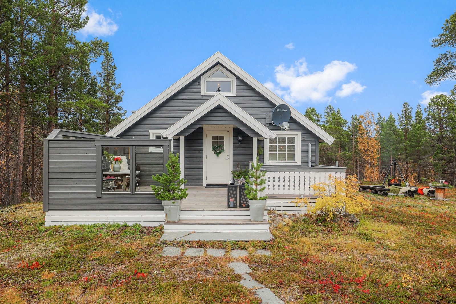 Det er ca. 10 min gange fra parkeringen til hytten Galleribilde