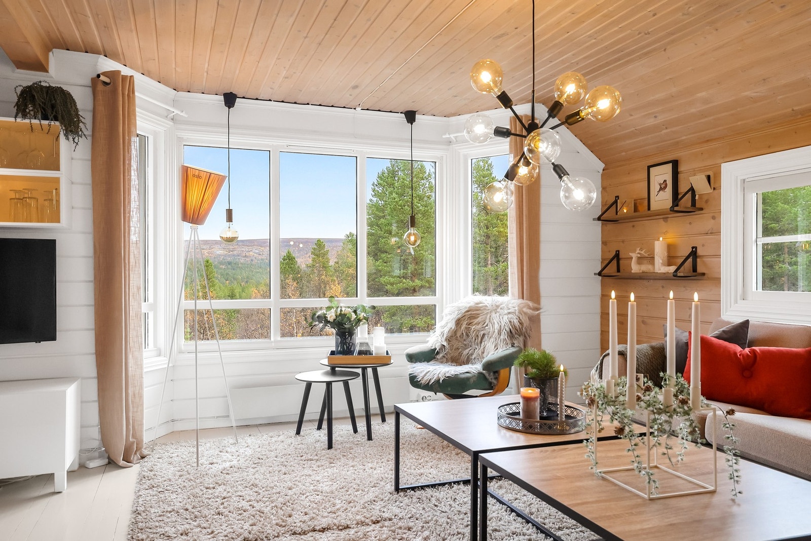 Fra stuen er det utsikt over nydelig natur Galleribilde