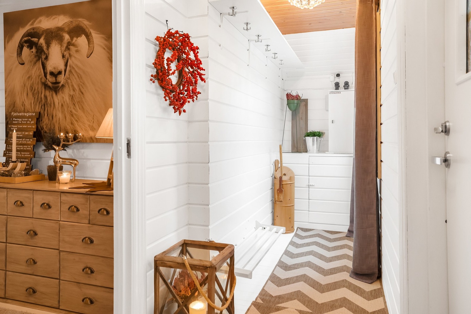 Entréen er lys og har god plass til diverse oppbevaring Galleribilde