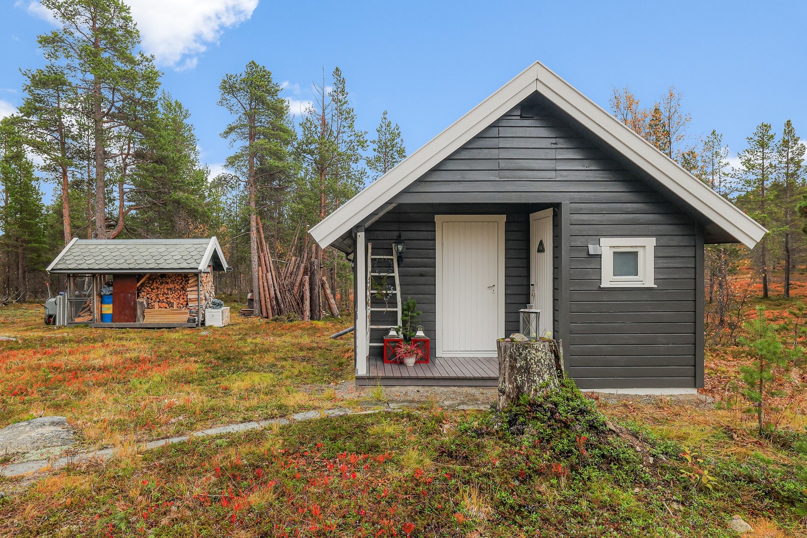 Uthuset ligger like ved hytten Galleribilde