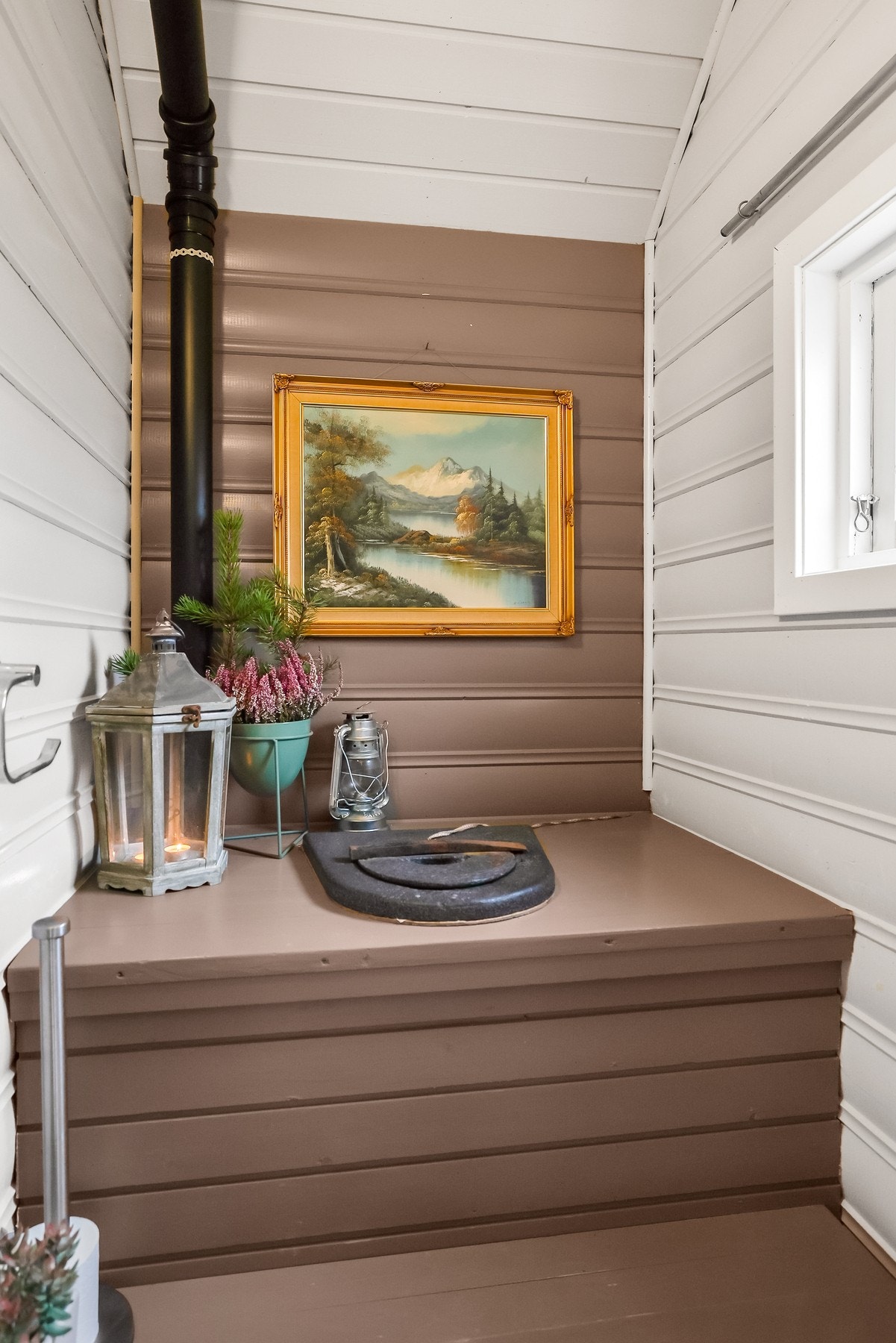 Hytten har et utedo i tilknytning til uthuset Galleribilde