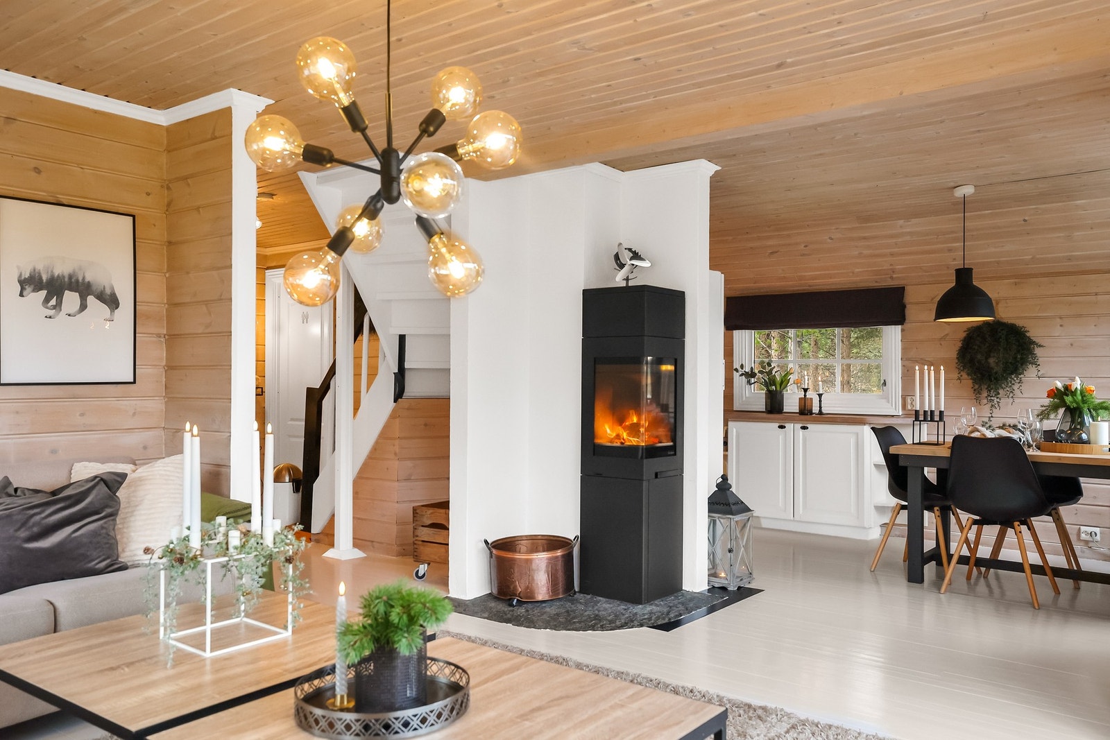 I stuen er det en vedovn som skaper god stemning Galleribilde