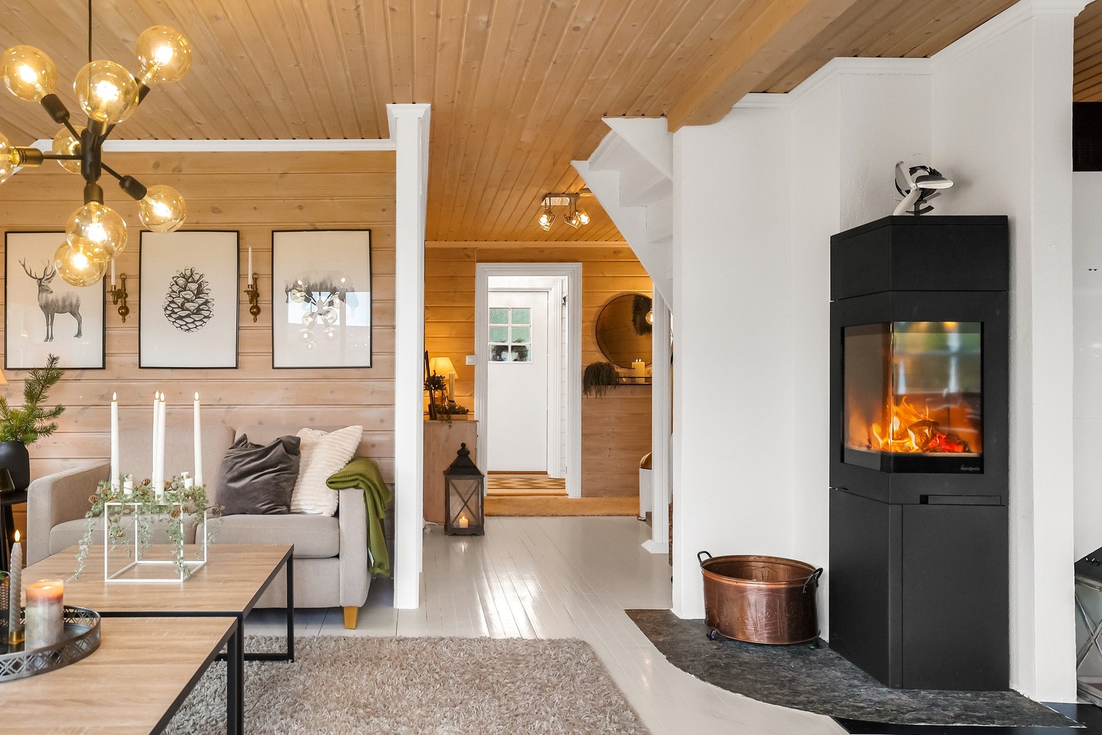 Stuen og kjøkkenet er i en delvis åpen løsning Galleribilde