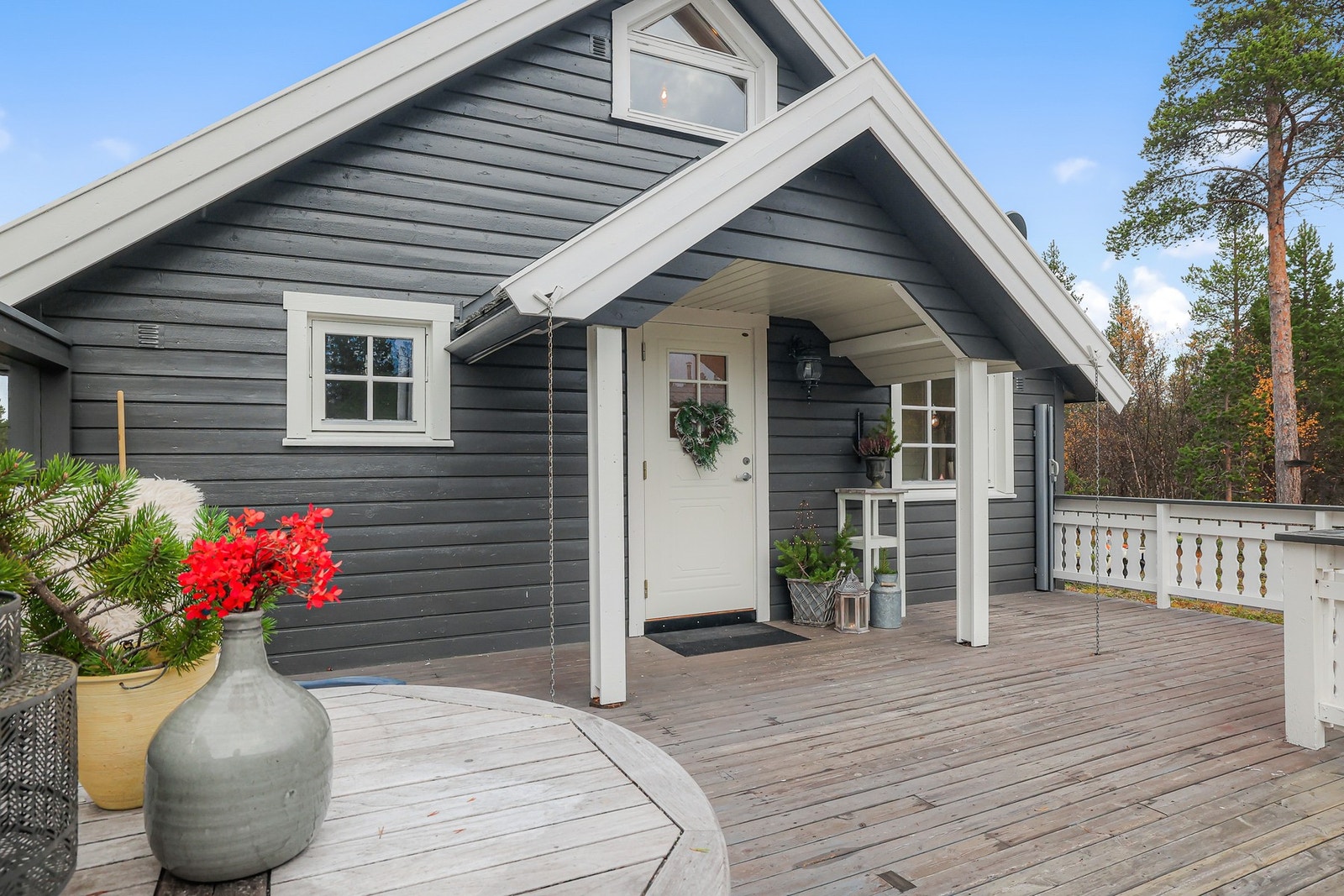 Hytten har et praktisk overbygd inngangsparti med en stor terrasse Galleribilde