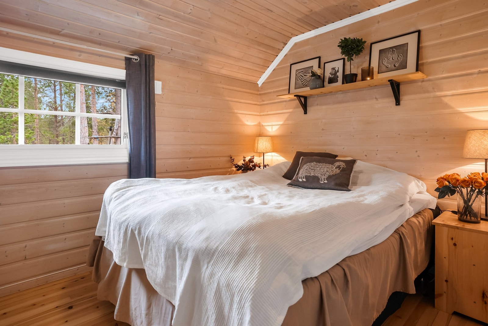 Hytten har et soverom av god størrelse Galleribilde