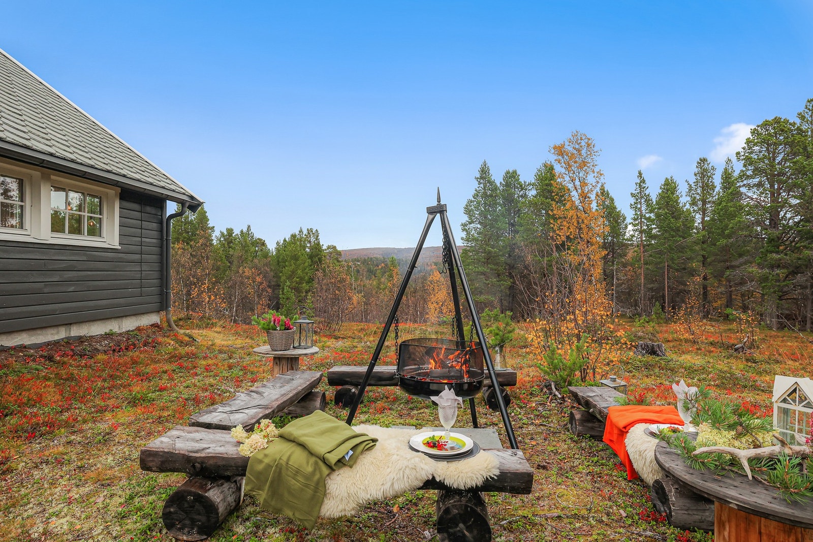 Det er lagd et koselig område med benker Galleribilde