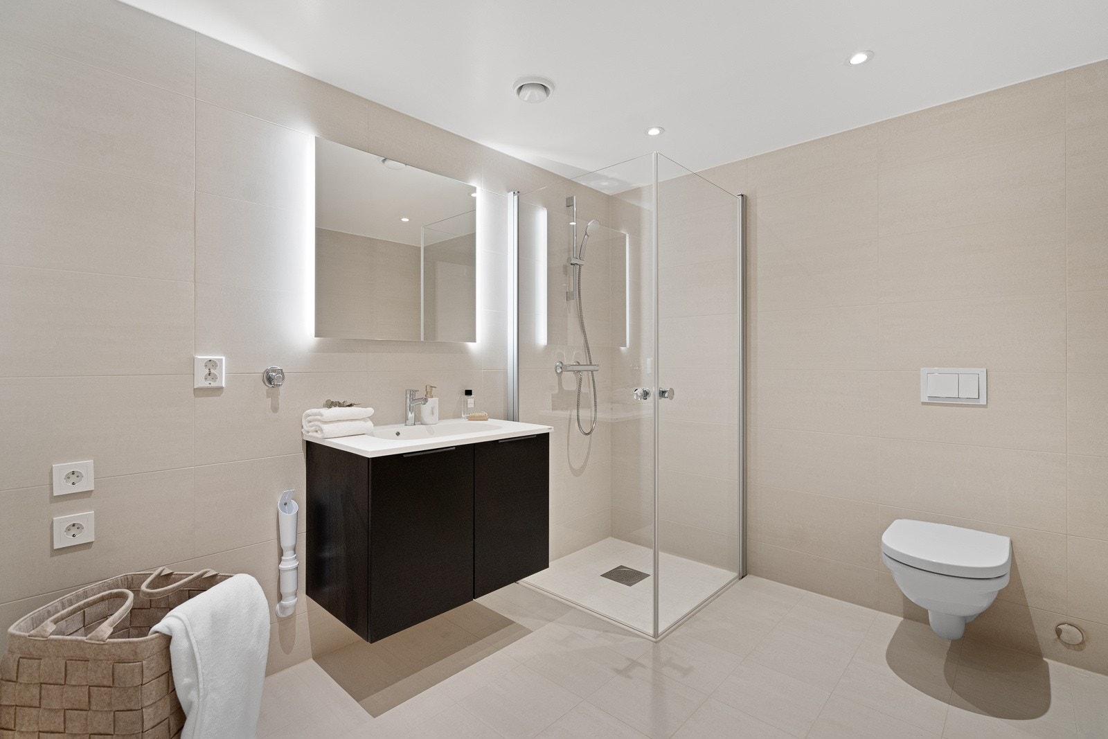 Romslig, stilrent og moderne bad Galleribilde