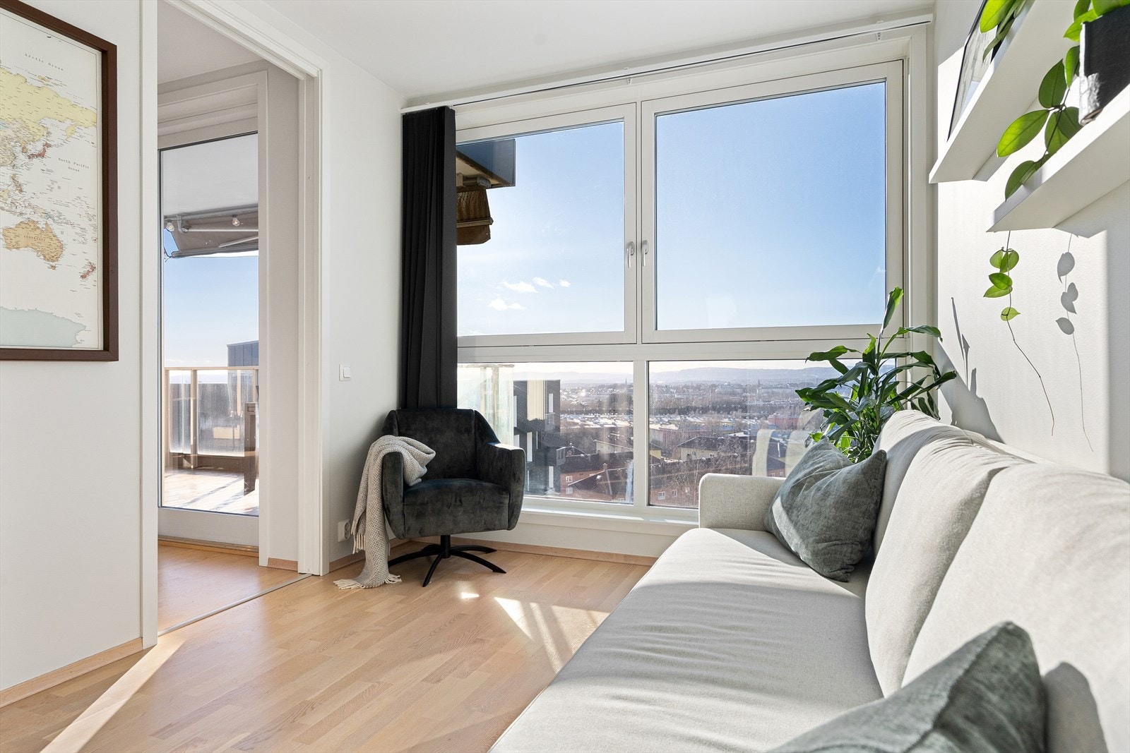 Soverommet er romslig og har plass til både seng og øvrige møbler. Galleribilde