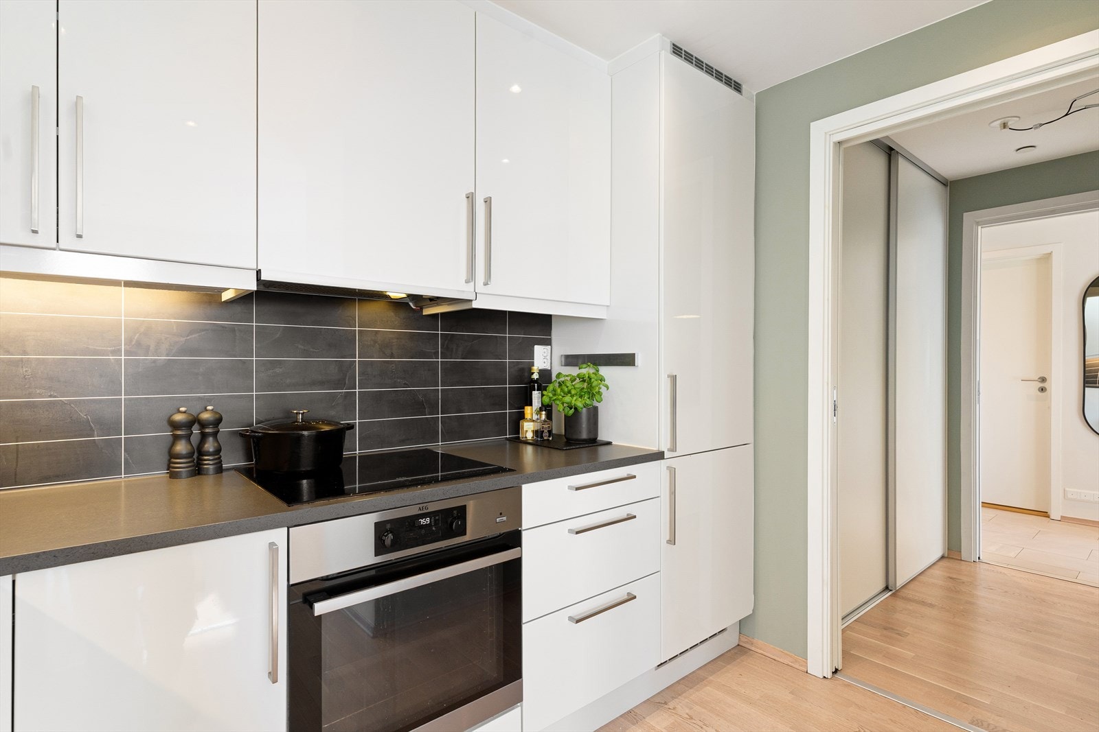 Benkeplaten er i slitesterk laminat med nedfelt oppvaskkum og ettgreps svingbart blandebatteri. Det er beleggplate mellom benkeplate og overskap for enkel rengjøring og beskyttelse av vegg. Galleribilde