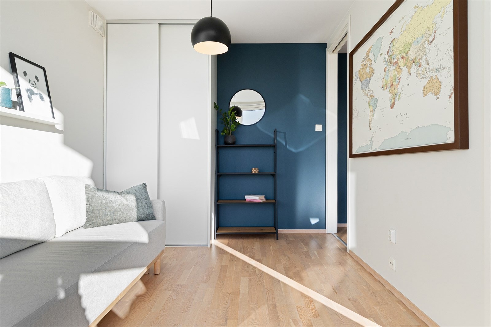 I tillegg har rommet gode oppbevaringsmuligheter i en praktisk skyvedørsgarderobe. Galleribilde