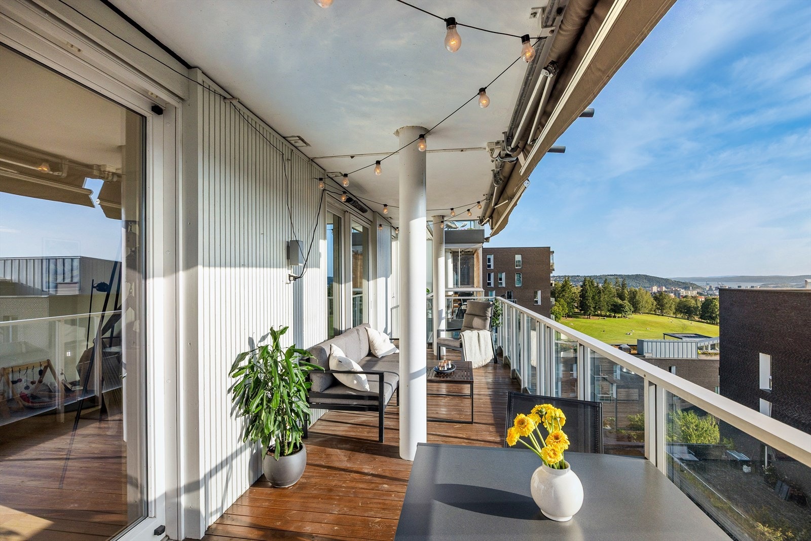 I vår- og sommerhalvåret fungerer balkongen som en naturlig forlengelse av stuen, og gir et ekstra oppholdsrom under åpen himmel. Galleribilde