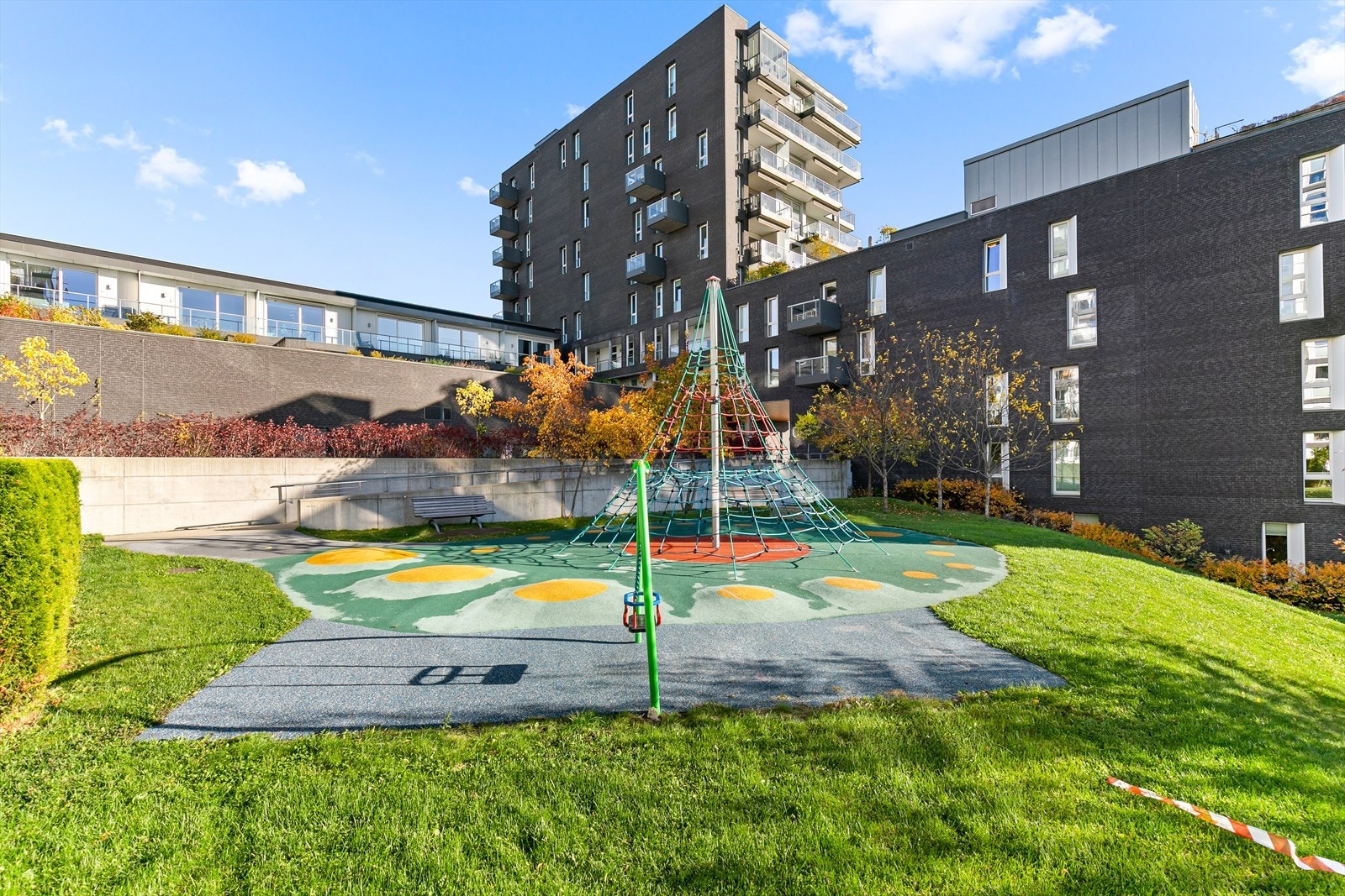 Leiligheten ligger i et attraktivt område med flotte uteområder, spesielt tilpasset barn. Galleribilde