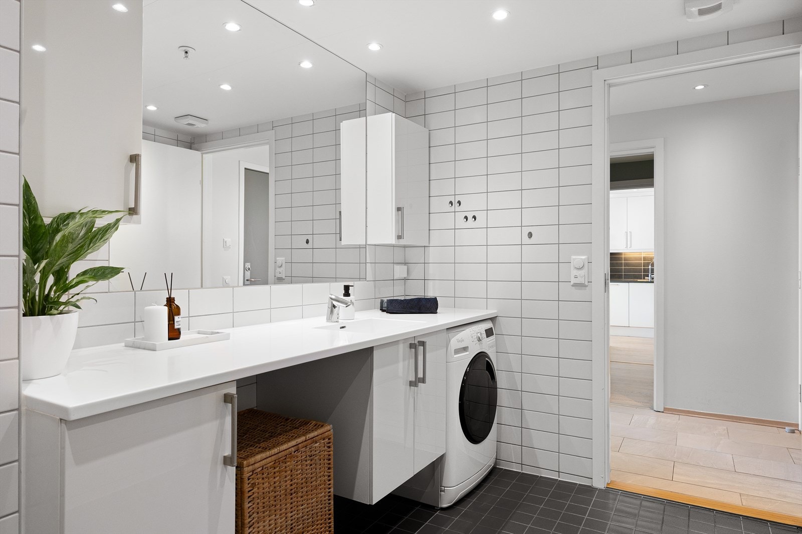 Videre er det vegghengt toalett og dusjhjørne med innfellbare dusjdører i herdet glass. Innvendig sisterne til toalettet ble skiftet i 2021. Det er opplegg for vaskemaskin. Galleribilde