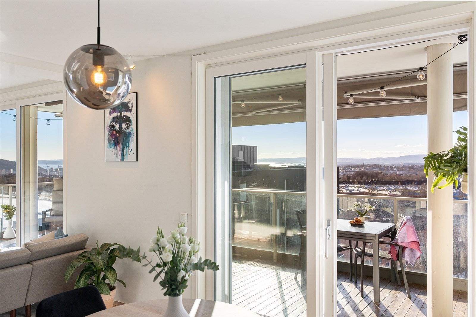 To store skyvedører i stuen gir enkel adkomst til den romslige balkongen på ca. 20 kvm og bidrar samtidig til rikelig med lysinnslipp. Galleribilde