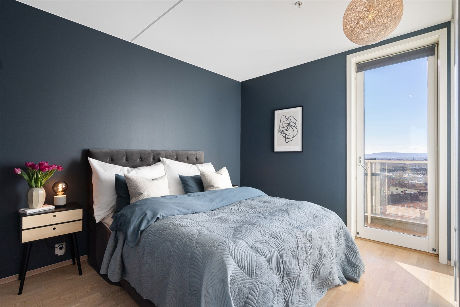 Hovedsoverommet er romslig, med plass til dobbeltseng, nattbord og tilhørende møbler. Galleribilde