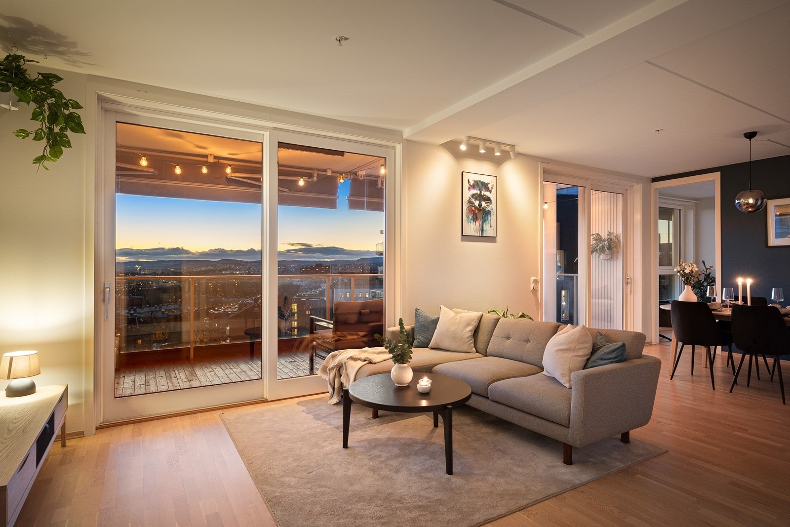 På kveldstid skapes en helt spesiell atmosfære når byens lys tennes og utsikten danner en stemningsfull ramme rundt rommet. Galleribilde