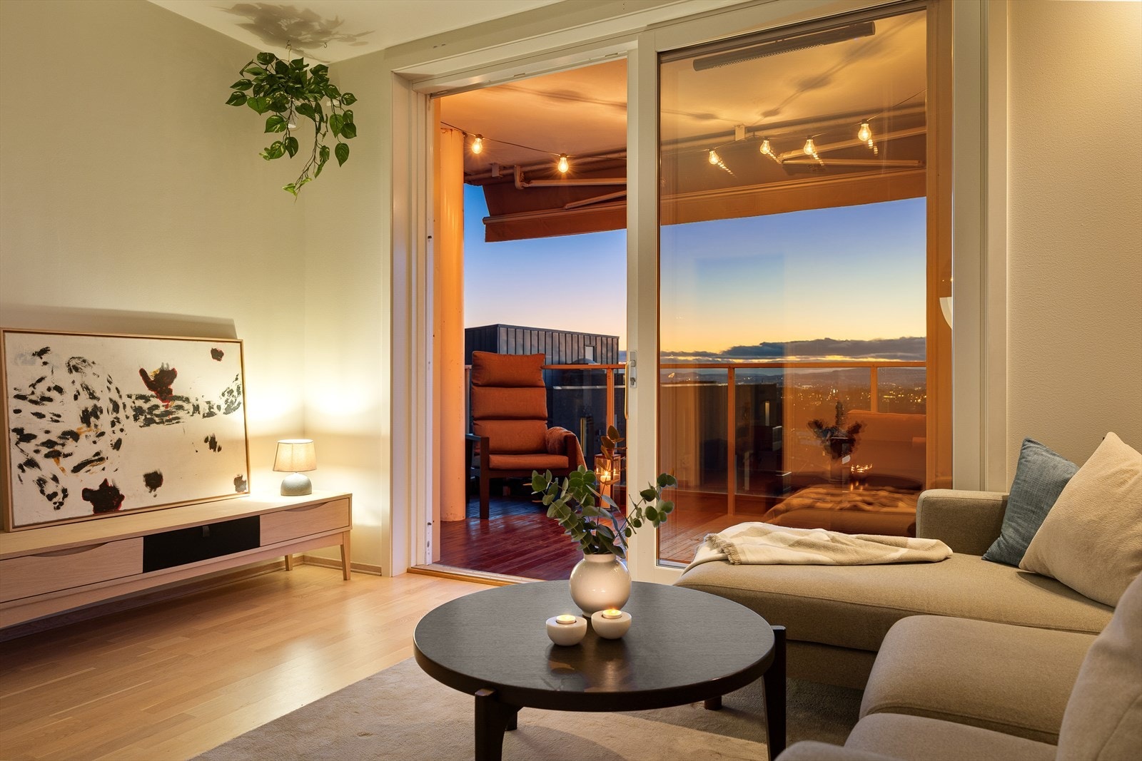 Stuen fremstår som lys, romslig og innbydende med store vindusflater som slipper inn rikelig med naturlig lys og gir flott utsyn over byen. Galleribilde