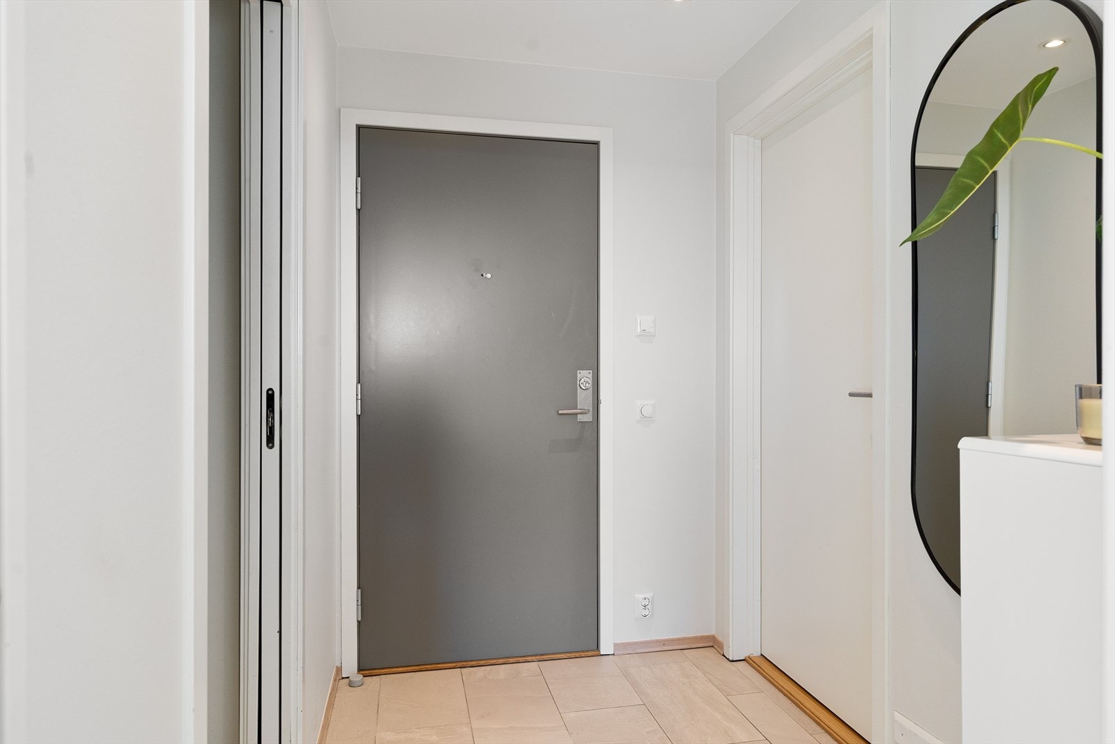 Leiligheten har en innbydende entré med flislagt gulv og downlights i himlingen, som skaper et stilrent og godt førsteinntrykk. Galleribilde