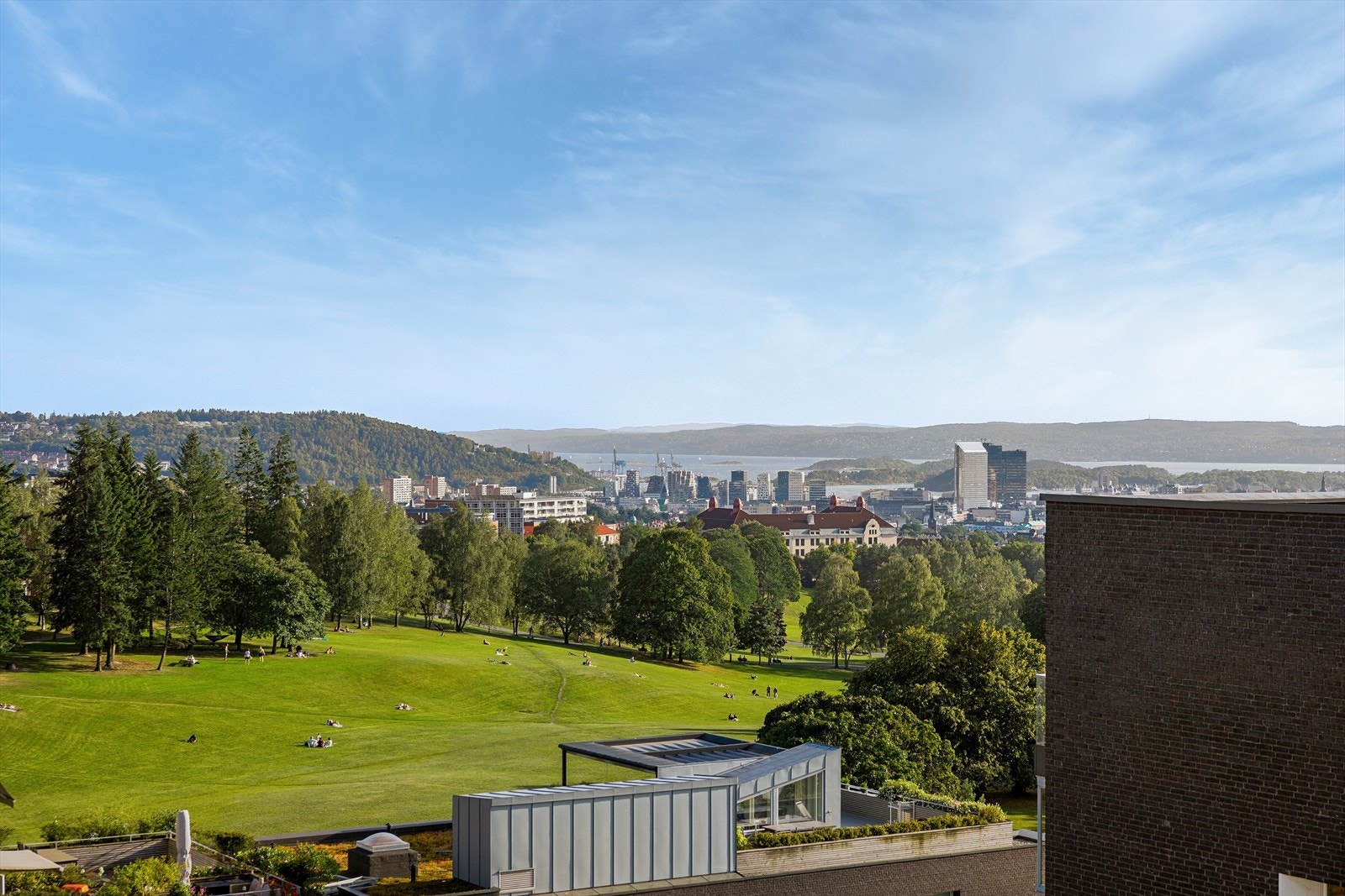 Den høye og frie beliggenheten gir en helt spesiell romfølelse og lar deg følge årstidene i parken samtidig som byen danner et imponerende bakteppe. Galleribilde