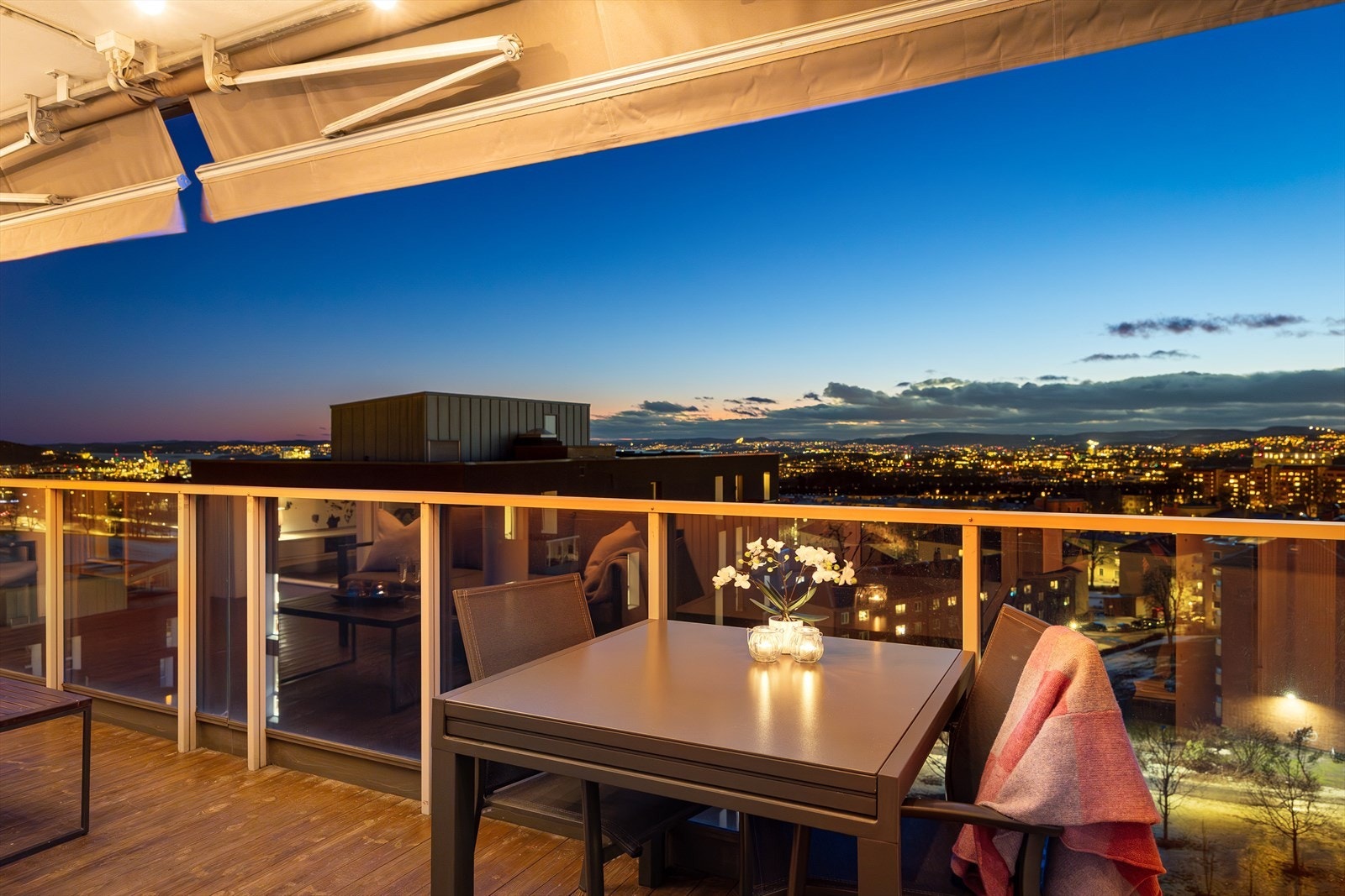Leiligheten har en fantastisk balkong på hele 20 kvm med spektakulær utsikt og gode solforhold, som gir et flott uterom for avslapning og sosiale sammenkomster. Galleribilde