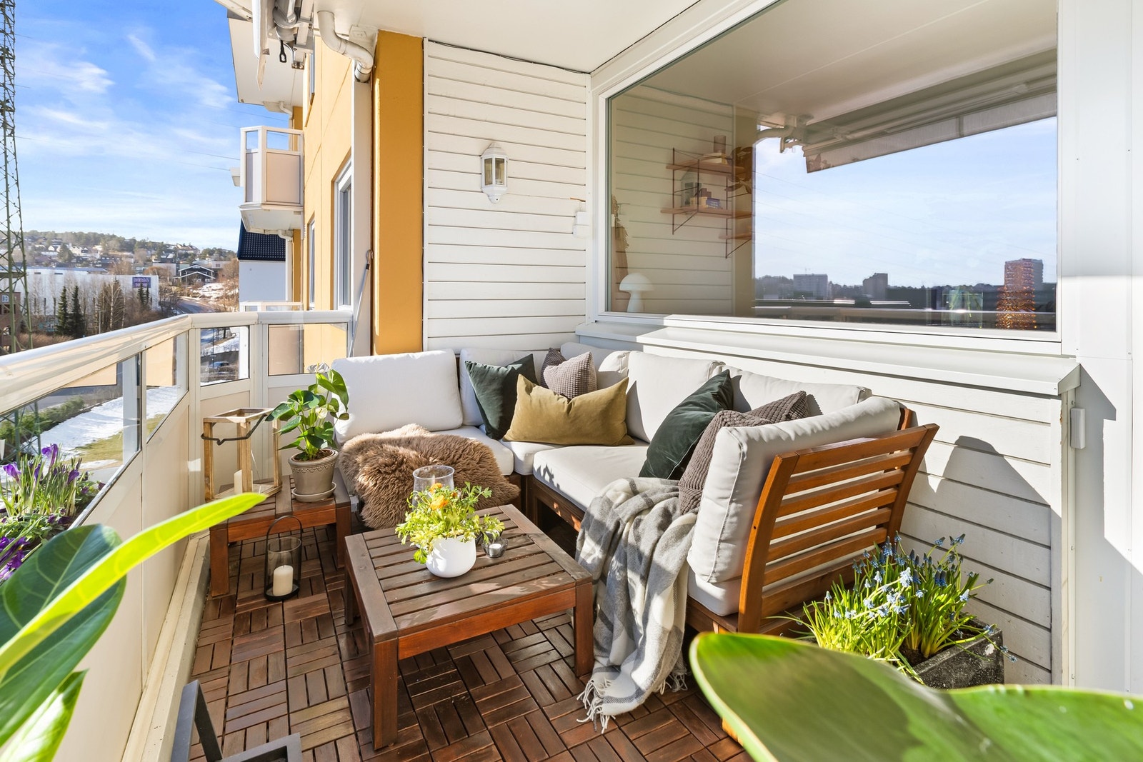 Sydøstvendt balkong på 8 kvm med markise og god plass til møblement og grill Galleribilde