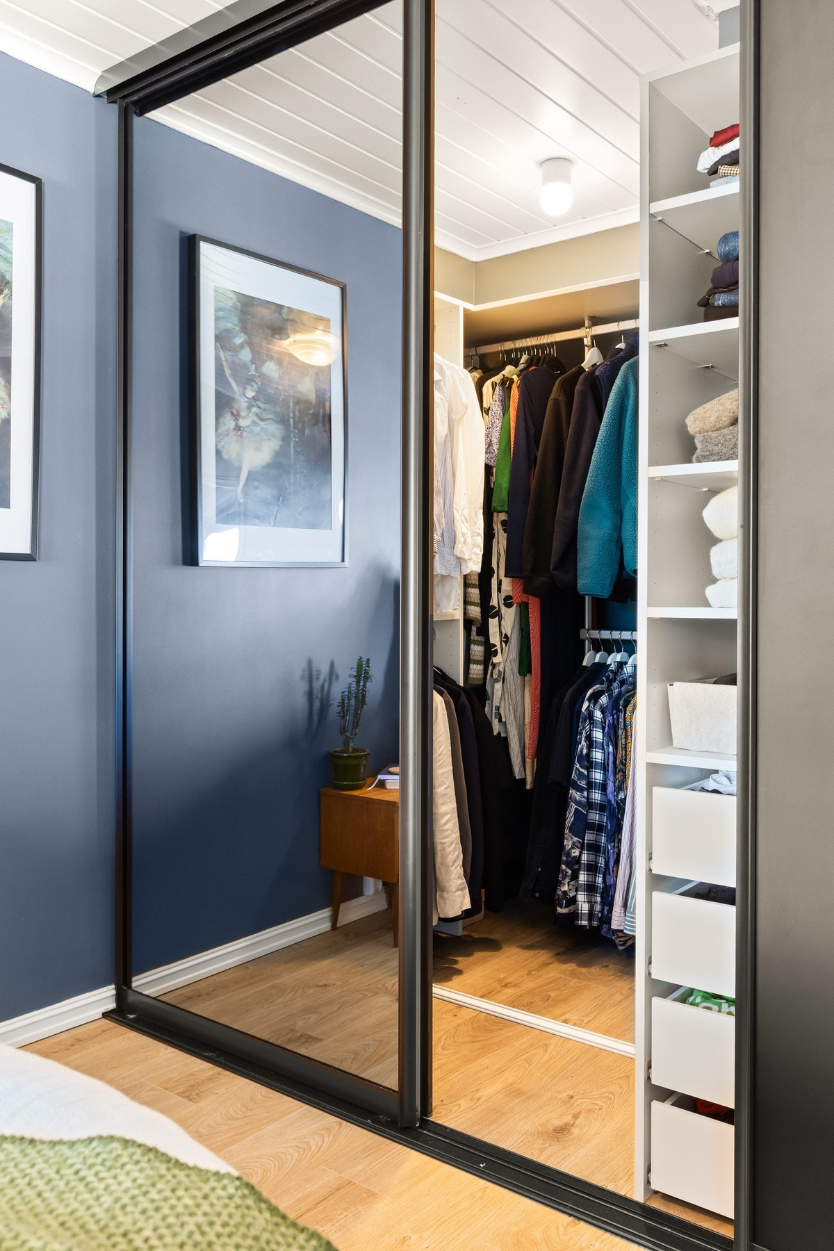 Walk-in closet på hovedsoverommet Galleribilde