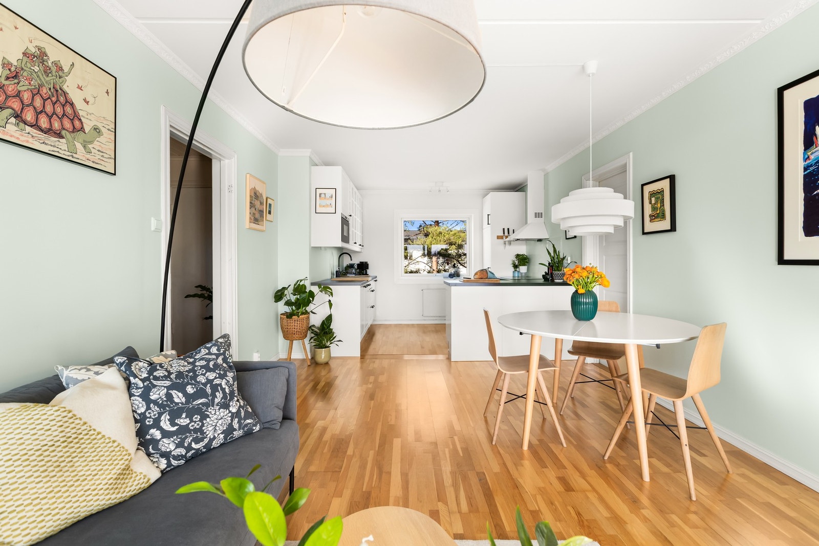 Åpen og luftig planløsning med romslige rom Galleribilde