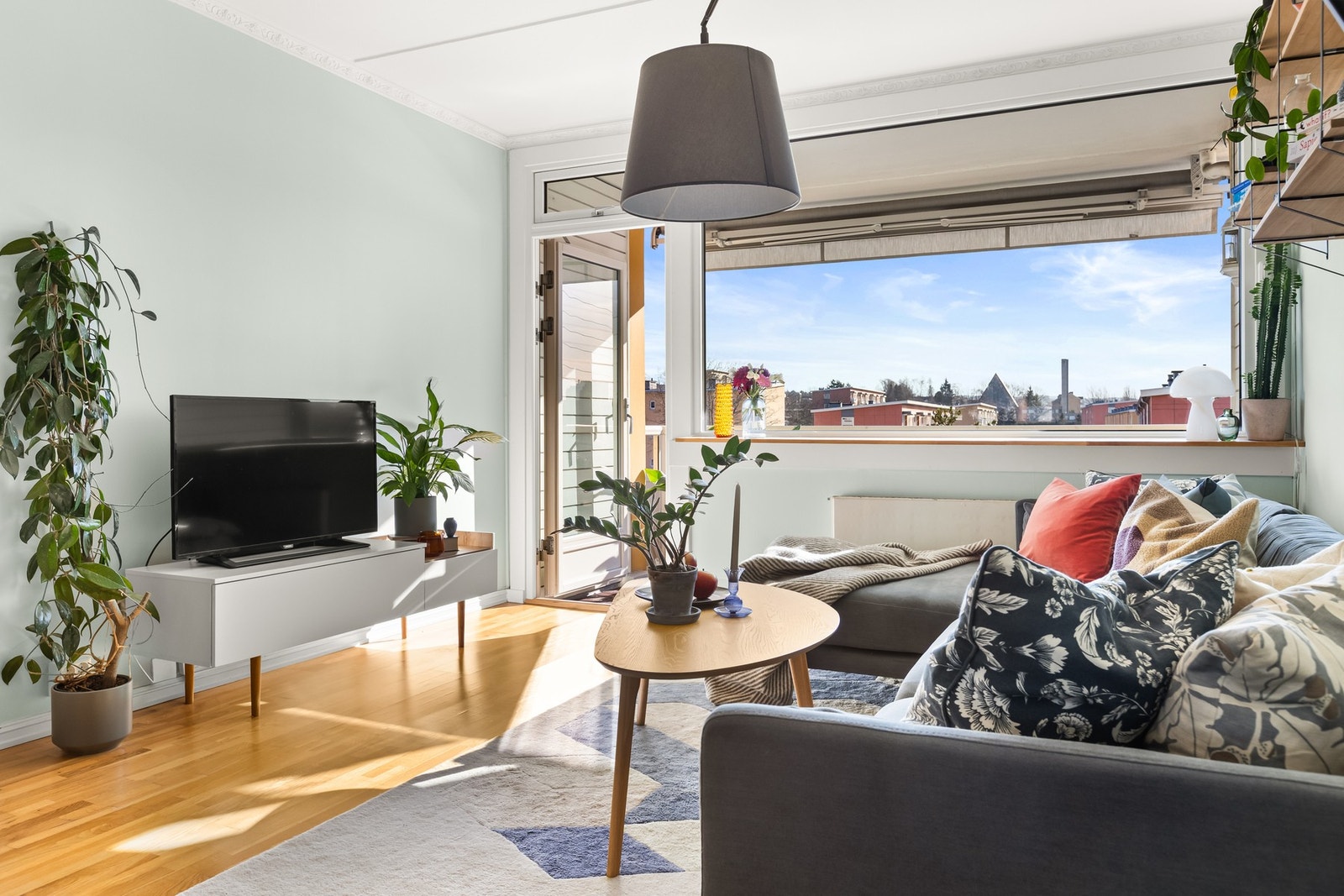 Stue er lett å innrede og har plass til stor sofa og stor tv Galleribilde