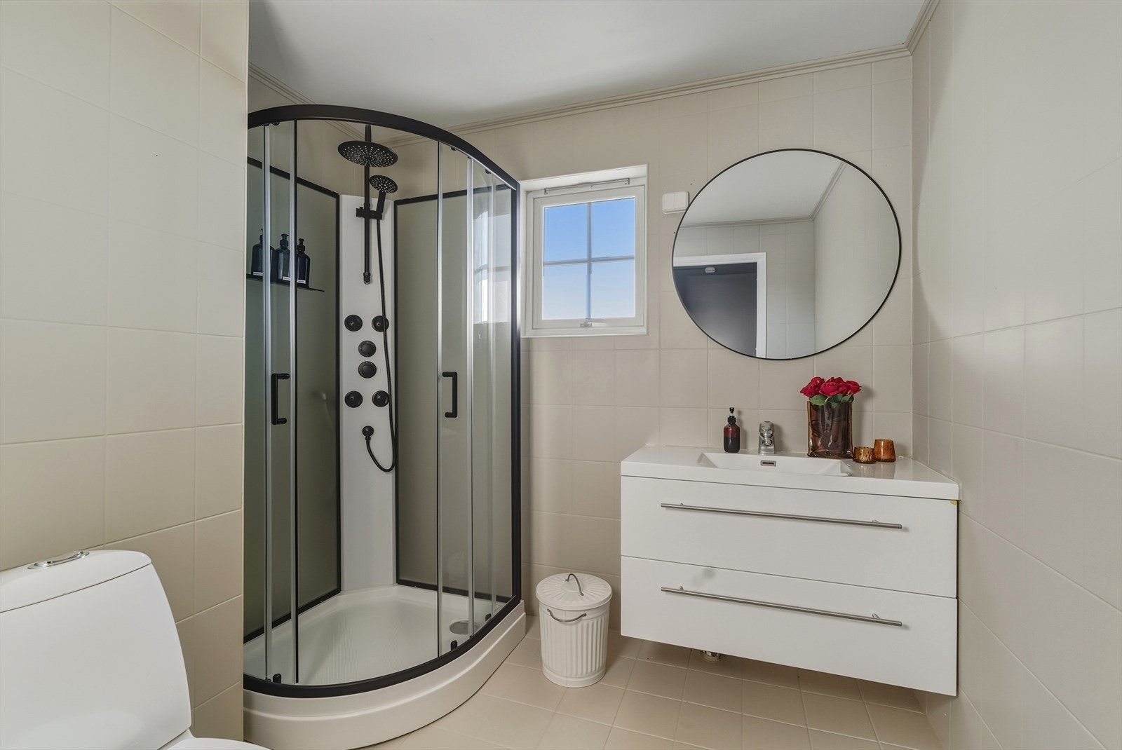 Baderommet ble oppgradert i 2026 med malte flater, nytt dusjkabinett og nytt speil. Galleribilde